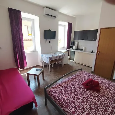 Dejan Apartments-top Centar-old Town-low Budget Apartment Pula