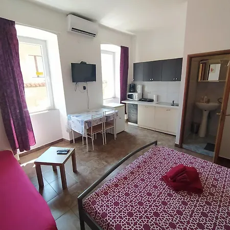 Dejan Apartments-top Centar-old Town-low Budget Apartamento Pula
